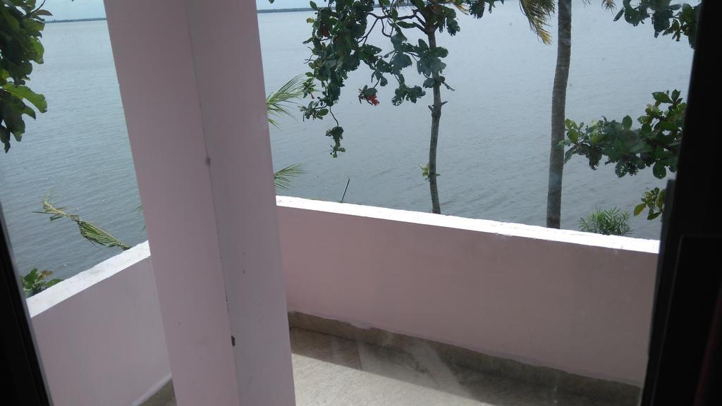 Orchid Lake View Homestay Alappuzha ภายนอก รูปภาพ